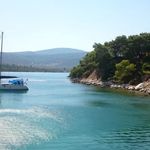 İzmir’de denizi akvaryum gibi! Oltasını alan da havlusunu kapan da buraya geliyor: Berrak, şifalı suyun zemini kum