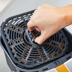 Tezgahı mahveden o gizli tehlike! Airfyer kullananlar dikkat: Airfryer tabanını pırıl pırıl yapacak tüyolar!