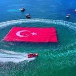 50 dalgıç deniz üzerinde dev Türk bayrağını açtı: Rekora imza atılan anlar kameraya yansıdı