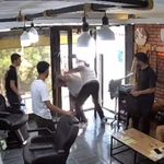 İzmir’de berber dükkanında bıçaklı saldırı! Vatandaşın müdahalesi kameraya yansıdı