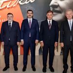 İzmir’de siyasetin sesini Nazım’ın dizeleri birleştirdi! “Büyük bir hikayenin eve dönüşüne tanık oluyoruz”