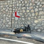 Kontrolden çıkan motosiklet duvara çarptı!