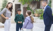 Anne Yarısı 3. bölümde dengeler değişiyor! Zeynep kendini bir kez daha kapının önünde buldu