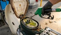 Çoğu motosiklet sürücüsü bilmiyor! Yakıt deposu neden önde, hiç merak ettiniz mi? Cevabı duyan çok şaşırıyor