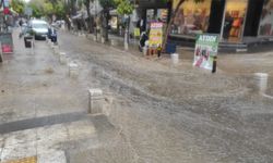 Bandırma'da 15 dakikalık yağış yolları göle çevirdi