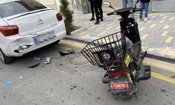 Elektrikli bisiklet otomobile çarptı