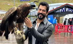 Burak Özçivit kartalla poz verdi