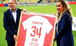 Şampiyon Down Sendromlu Özel Futsal Milli Takımı oyuncuları, Fenerbahçe tribünlerini selamladı