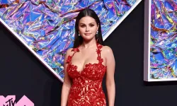 Selena Gomez ayna selfie'si ile sosyal medyayı salladı!