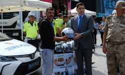 Trafik cezası olmayan motosiklet sürücülerine kask dağıtıldı