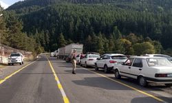 Türkgözü-Posof-Damal kara yolunda uzun ve geniş araçlar trafiği aksattı