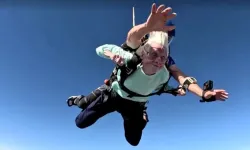 104 yaşındaki kadın skydive (hava dalışı) yapan en yaşlı kişi oldu