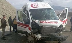 Evde bakım ambulansı yoldan çıktı: 4 yaralı