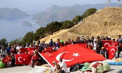 Fethiye'de 100 öğrenci Türk bayraklarıyla yamaç paraşütü uçuşu yaptı