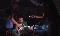 Gazze'de sağlık sistemi çöküşün eşiğinde...Cep telefonu ışığında tedavi
