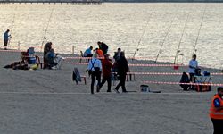 Ilıca Plajı'ndaki balık avı turnuvasına yoğun ilgi