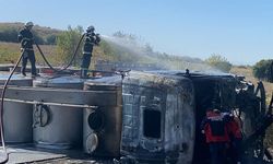 Süt taşıyan TIR devrildi, sürücü yanarak hayatını kaybetti