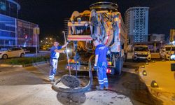 İzmir genelinde kanal ve ızgaralardaki temizlik çalışmaları devam ediyor