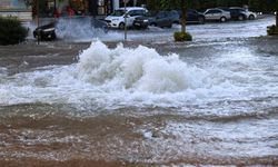 Adana'da su borusu patladı yollar nehre döndü