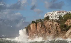 Antalya'da dev dalgalar yat limanını yuttu: 1 tur, 2 balıkçı teknesi battı