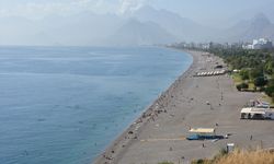 Antalya'da güneşli havayı fırsat bilenler soluğu denizde aldı