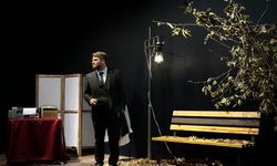 “Aşiyan’da bir ölü Orhan Veli’yim’ tiyatro oyunu seyircisiyle buluştu
