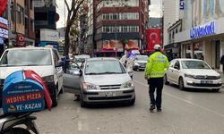 Trafik ekipleri cadde üzerindeki parklara geçit vermedi