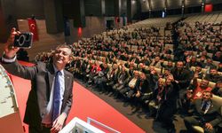 CHP Genel Başkanı Özel, İzmir'den gelen muhtarlarla görüştü