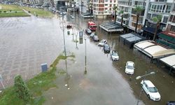  İzmir'de fırtına ve yağış sonrası bini aşkın ev ve iş yeri etkilendi