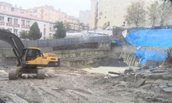 Okulun yanındaki inşaatın istinat duvarı çöktü: Öğrenciler tahliye edildi