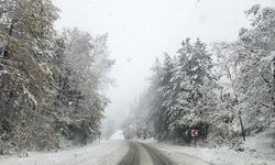 Kar yağışı Orhaneli-Bursa kara yolunda ulaşımda aksamalara neden oluyor