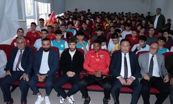 Kayserisporlu futbolcular, öğrencilerle buluştu