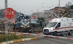 Makinist treni durdurup ambulansa yol verdi