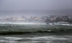 Midilli açıklarında 14 kişiyi taşıyan kargo gemisi battı