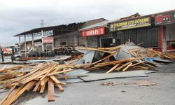 Muş'ta şiddetli fırtına: 4 iş yerinin çatısı uçtu