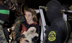 İsrailli esir kız, kucağında köpeğiyle serbest bırakıldı