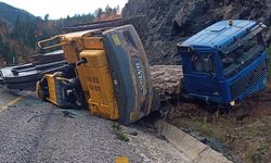 Yoldan çıkan TIR'ın üzerindeki ekskavatör devrildi