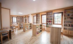 İzmir’in 24 saat yaşayan 100. Yıl Kitap Kafe ve Kütüphanesi açıldı