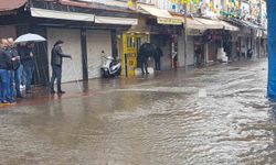 Alanya’da rögarlar taştı, çarşı merkezini su bastı