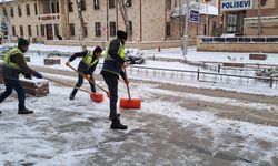 Bayburt Belediyesi yaya ve sürücüler için seferber oluyor: Karla mücadele aralıksız sürüyor