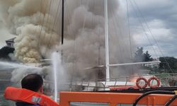 Büyükşehir acil müdahale teknesinden gulet yangınına müdahale