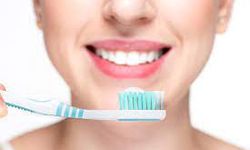 Diş fırçalamayla ilgili yaygın yanlış bilgiler ve doğru bakım ipuçları