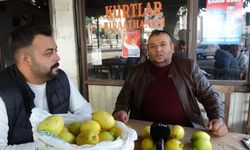 Dökülen limonları toplayıp vatandaşlara dağıttılar