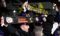 Fenerbahçeli ve Galatasaraylı taraftarlar, Sabiha Gökçen Havalimanı’na akın etti