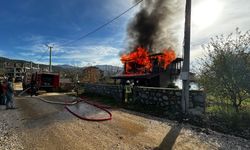 Gemlik'te iki katlı ev alevlere teslim