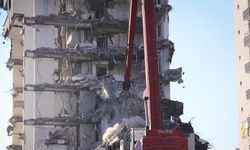 Hatay İskenderun'da depremde ağır hasar alan binaların yıkımı sürüyor