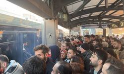 İstanbul'da tekerleklerinden dumanlar çıkan metrobüsün yolcuları tahliye edildi