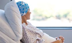 Kanser tedavisinin gölgesinde: Kemoterapi ve radyoterapinin yan etkileriyle başa çıkma yolları