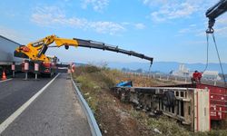 Kontrolden çıkan TIR şarampole devrildi