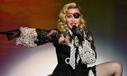 Madonna konser sırasında kadın dansçısını dudağından öptü